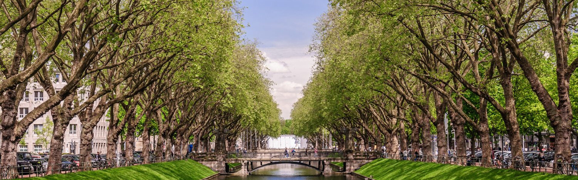 Königsallee Duesseldorf Blick auf Girardetbruecke