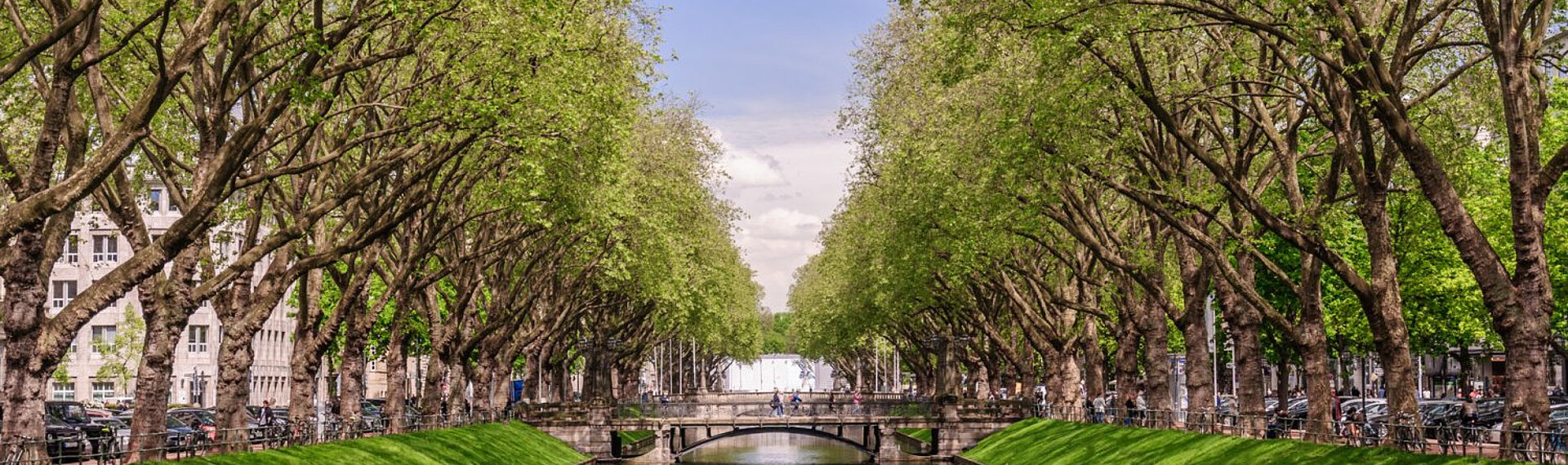 Königsallee Duesseldorf Blick auf Girardetbruecke