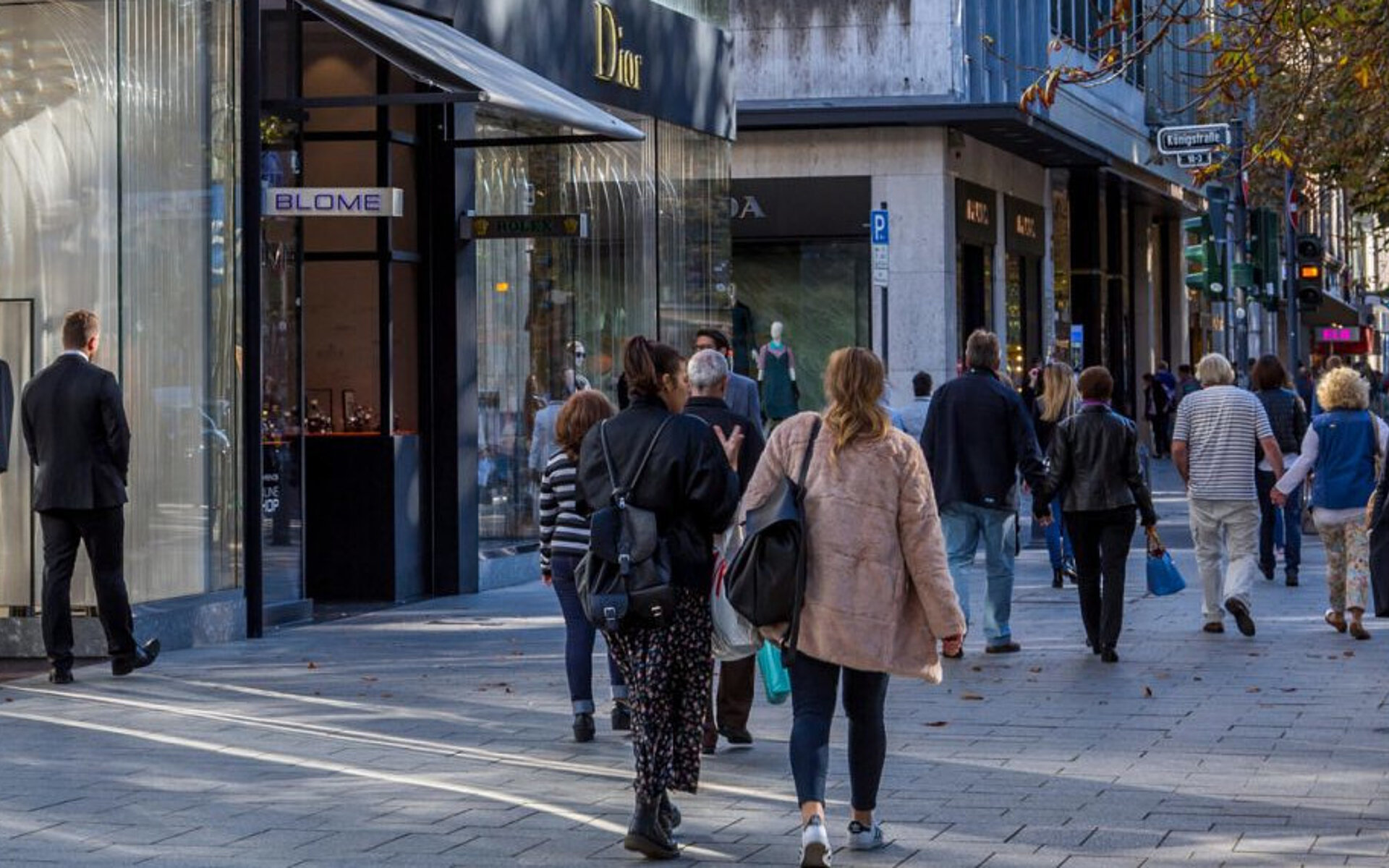 Koenigsallee mit Menschen in der Naehe der Koenigstrasse
