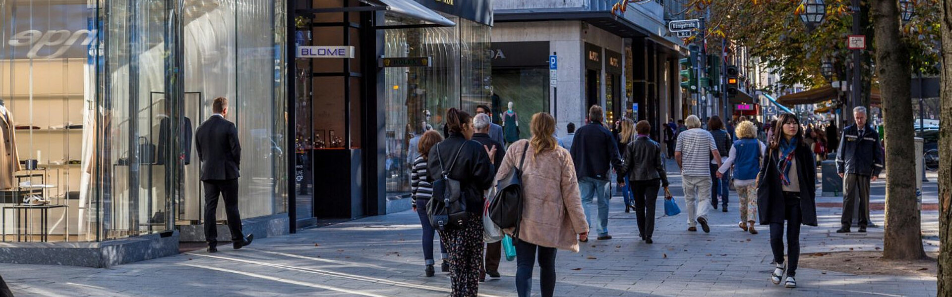 Koenigsallee mit Menschen in der Naehe der Koenigstrasse