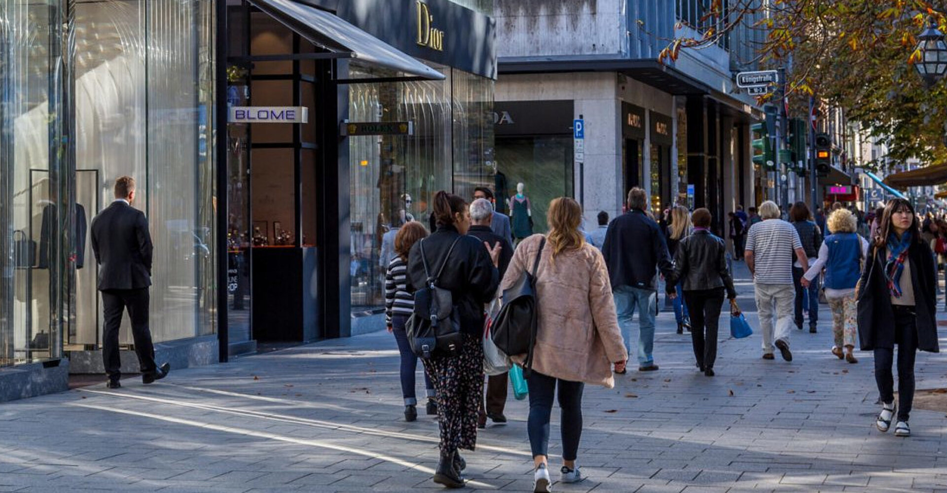 Koenigsallee mit Menschen in der Naehe der Koenigstrasse