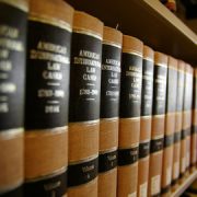 Dr. Brinkmeier | Bild Bücherregal | Text Startseite Bücherregal